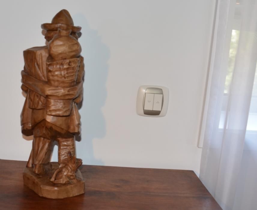 Estatueta esculpida em Madeira Maciça – Velho Mendigo