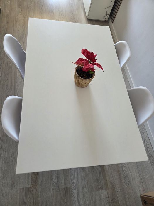 Mesa  extensível com cadeiras