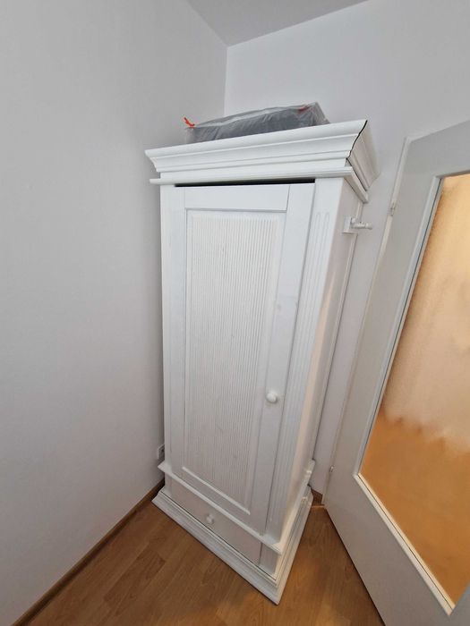 Szafa sosnowa malowana na biało