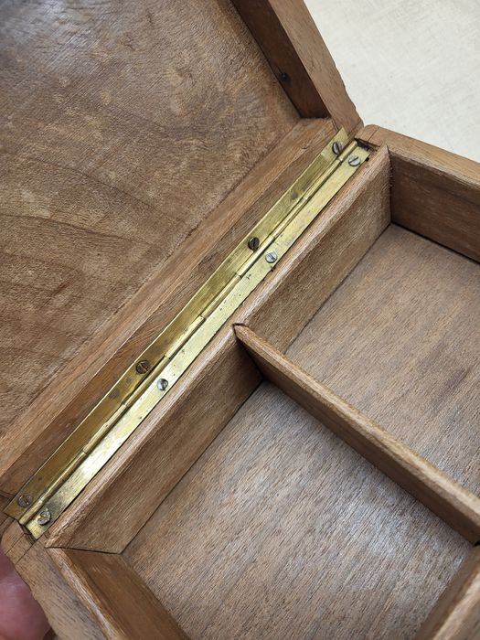 Вінтажна різьблена дерев'яна скринька