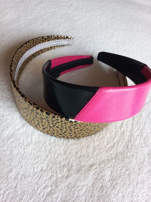 Biquíni e bandoletes. Já só tenho a bandolete dourada