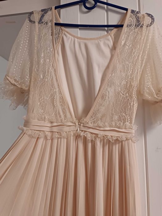 Довга сукня персикового кольору у