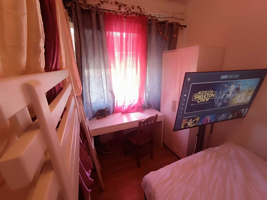 Quarto Triplo com TV 50", WiFi, AC, Contrato - 1 Pessoa