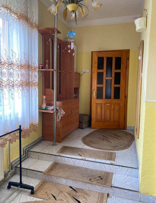 Здається будинок можливо на  дві родини.