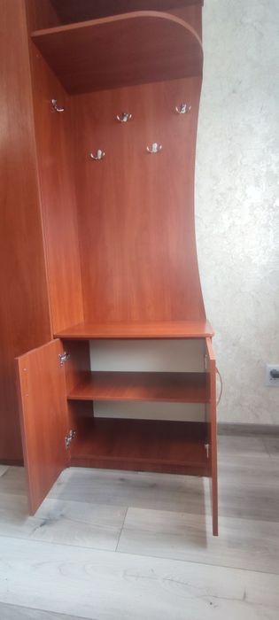 Шафа, передпокій.