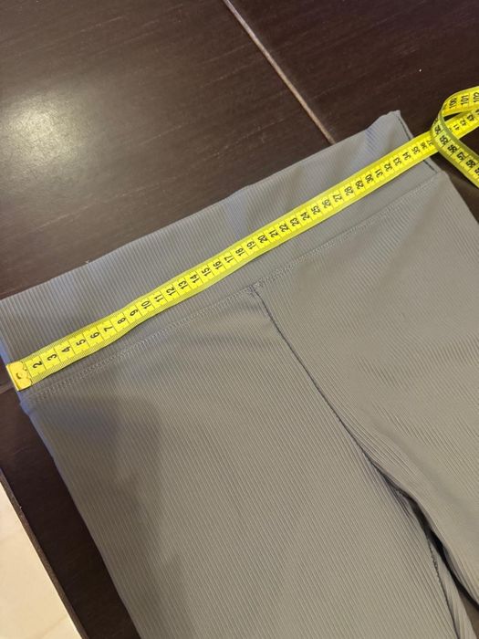 Сірі еластичні лосини