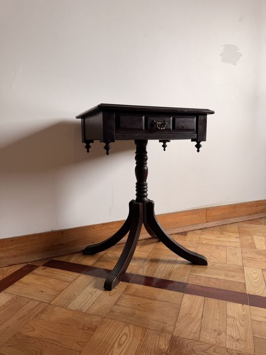 Mesa de apoio clássica em madeira escura