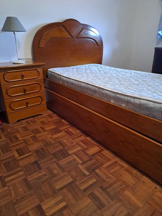 Cama de solteiro dupla ,inclui mesa de cabeceira e colchões