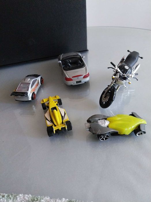 Lote 5 veículos, brinquedos, em bom estado. Mota e carros