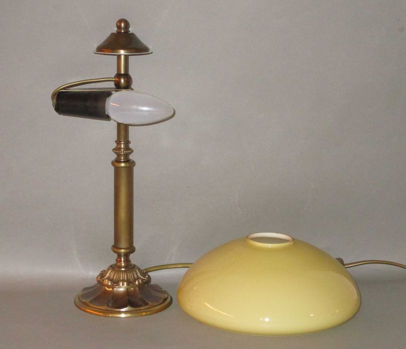 Stara, mosiężna lampka nocna.