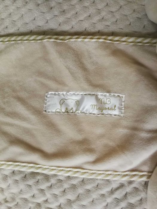 Poduszka ochronna z misiem Newborn.