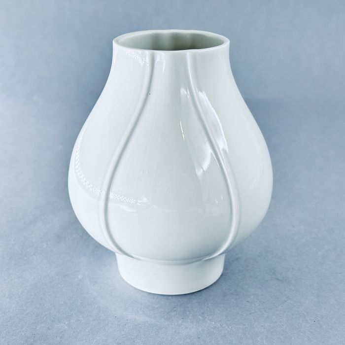 lata 70/80-te piękny designerski biały wazon porcelanowy