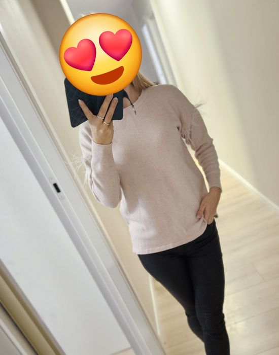 Rozowy sweter s/ M z ozdobnym rekawami w pióra.  Na jesien I zime
