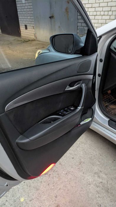 Продам симейний автомобыль