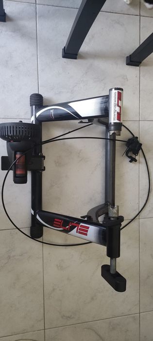 Conjunto Jersey e calças. 
Con