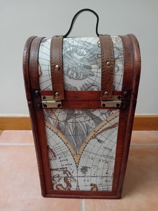 Mala/baú em pele e madeira, com motivos mapa/viagem. Como novo.