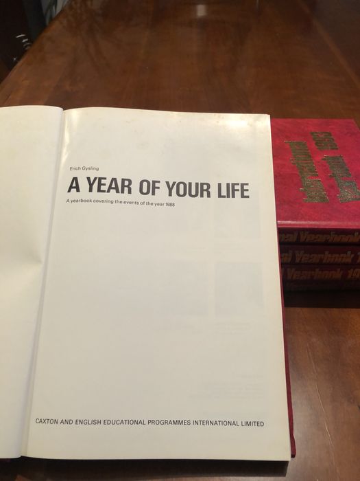 Livros em língua inglesa - International year book de 1989 a 1993