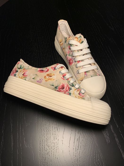 Saparilhas com Plataforma como Novas