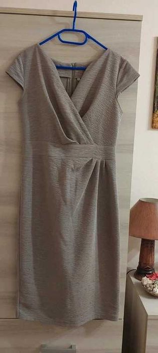 Elegancka sukienka beżowa