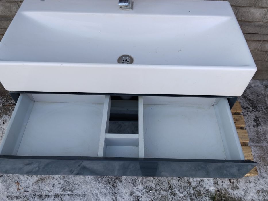 Szafka z umywalką i baterią