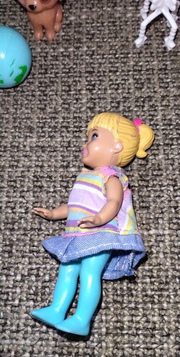 Irmãs da Barbie com móveis