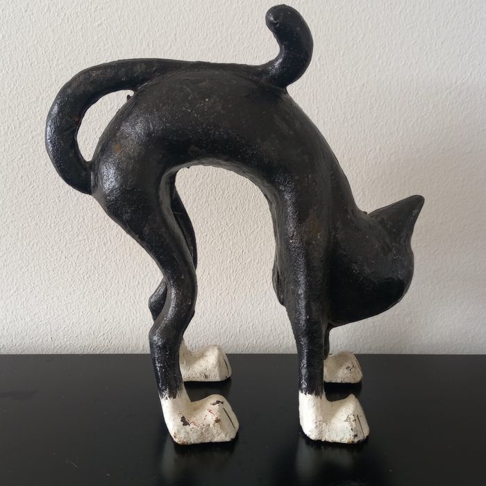 Gato em ferro fundido