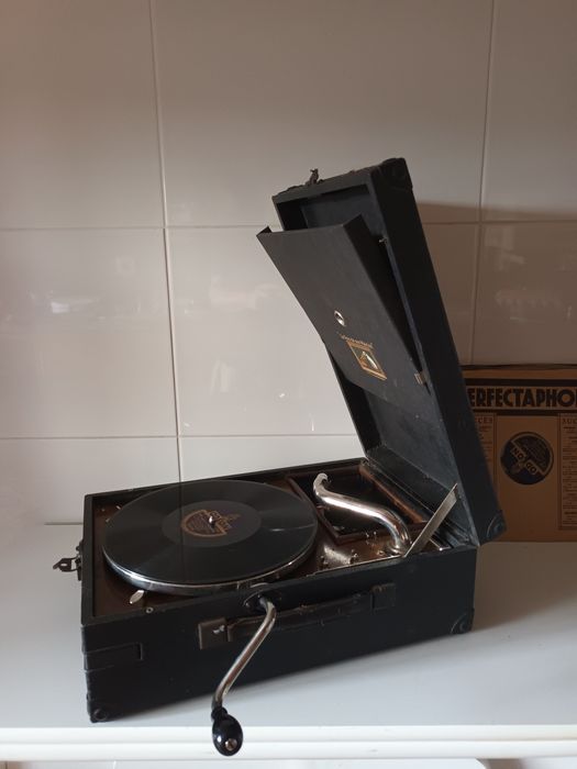 Grafonola com oferta de agulhas e 5 discos