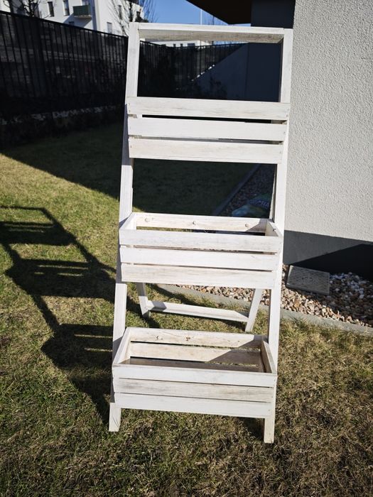 Biały kwietnik ogrodowy