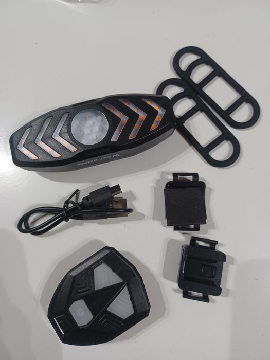 Luz traseira com piscas para bicicletas