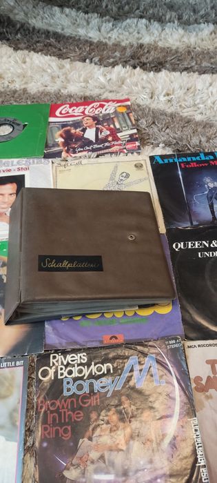 50 singli winylowych 7+album etui  na płyty Queen ,Modern T