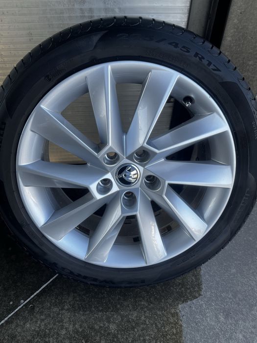 REZERWACJA Alufelgi 17’ Skoda OE z oponami letnimi Pirelli 225/45/R17