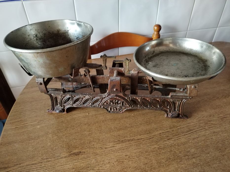 Balança antiga com 2 pratos