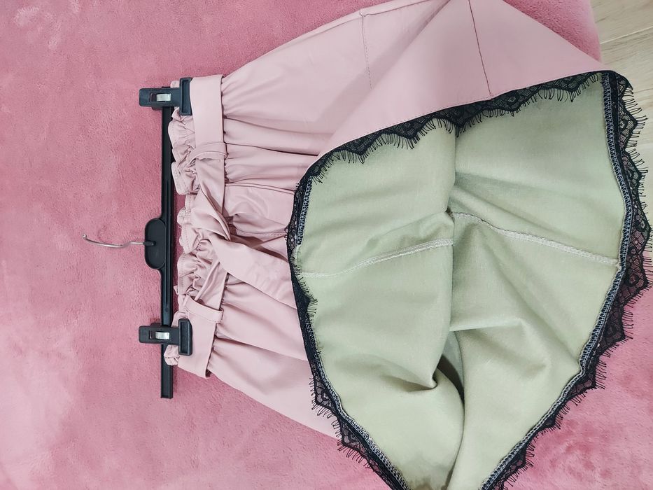 Saia cor de rosa com renda