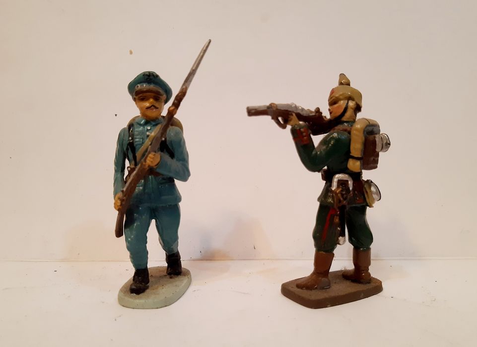 Figuras militares em metal