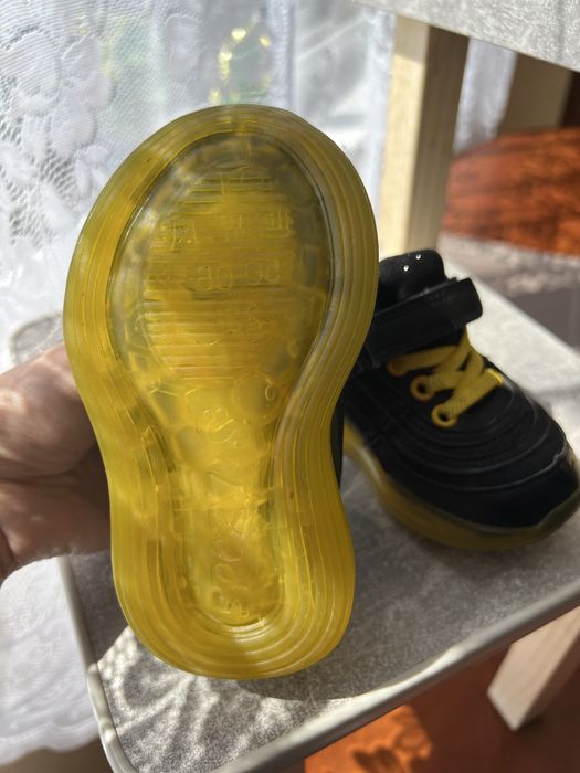 Кросівки дитячі, світяться