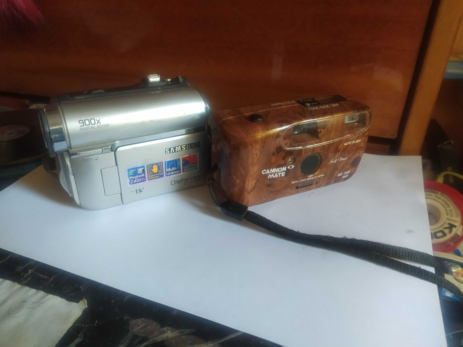 Видеокамера Samsung + фотоаппарат .