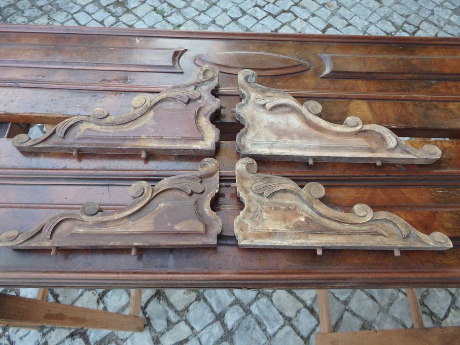 Cama estilo romântico em castanheiro maciço