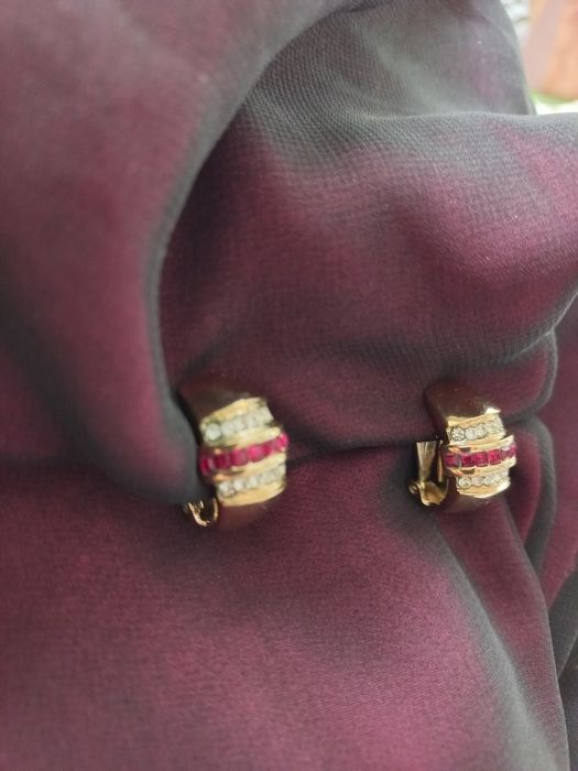 Conjunto brincos dourados com brilhantes  e pedras vermelhas  Shock