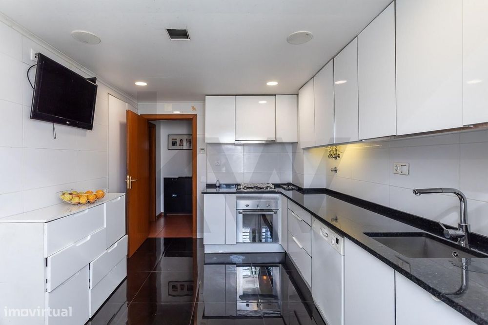 T3 com Varanda e Excelente Luminosidade | Amadora
