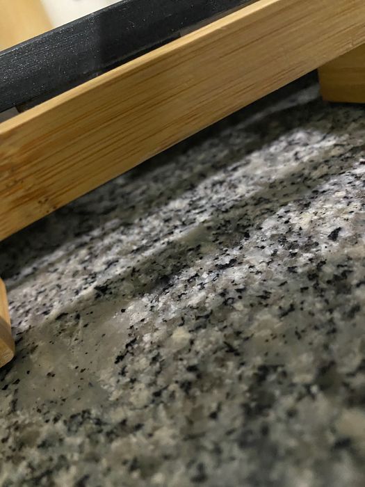 Grelhador com base em madeira