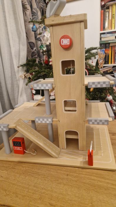 Drewniany garaż z windą.