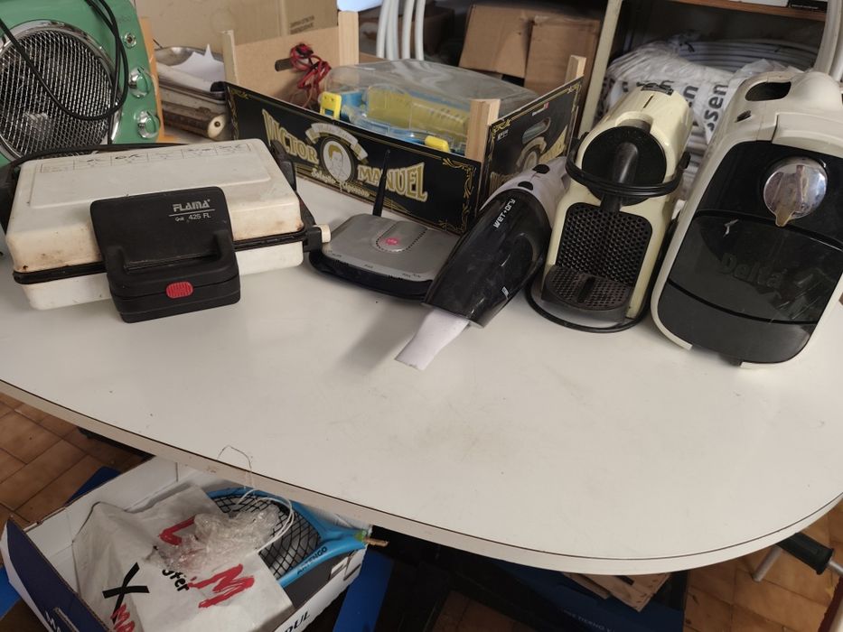 Vendo máquina de lavar poxaco placa Teka a gás e elétrica/ máquina de café delta uma máquina de café DeLonghi um aspirador de mão de silvercrest