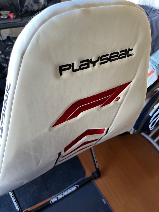 Playseat F1 Edition + Moza R5 Bundle com volante KS