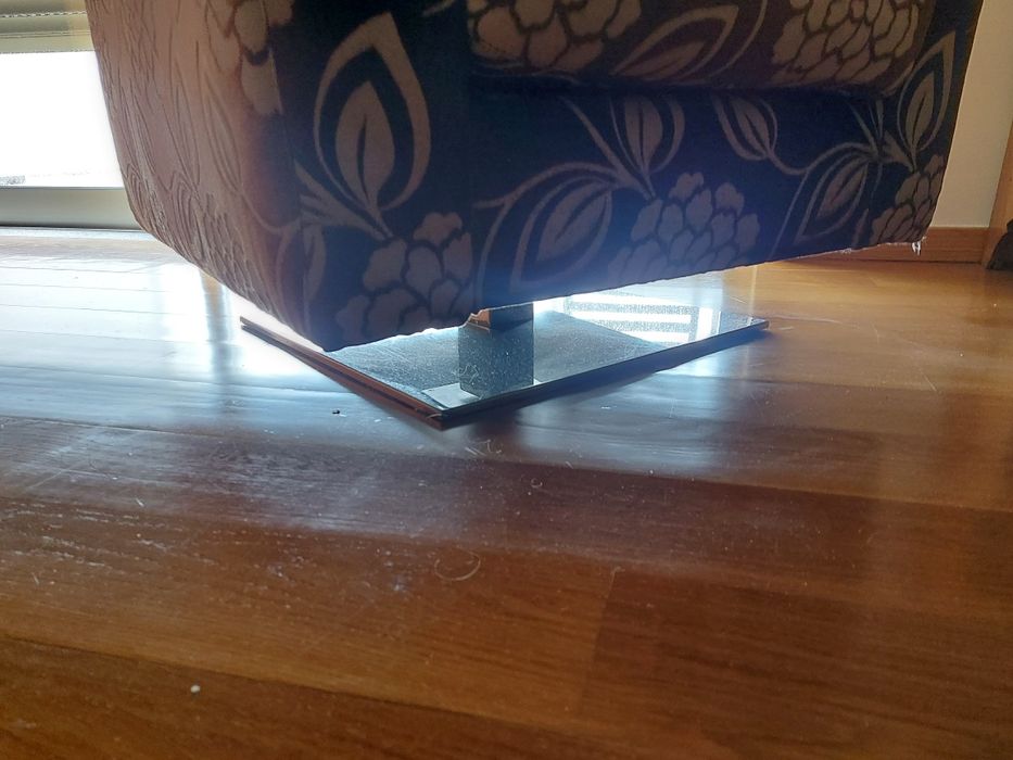 Sofá com pé rotativo em inox