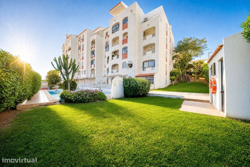 Apartamento T2 + Quarto Interior com Vista Mar a 300m da Praia no Cent — Albufeira E Olhos De Água, Faro