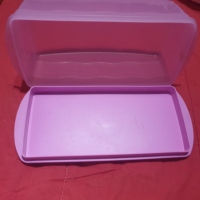 Tupperware - Bread Container439378508315381761