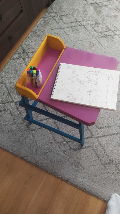 Stolik dla dzieci do malowania oraz rysowania.
