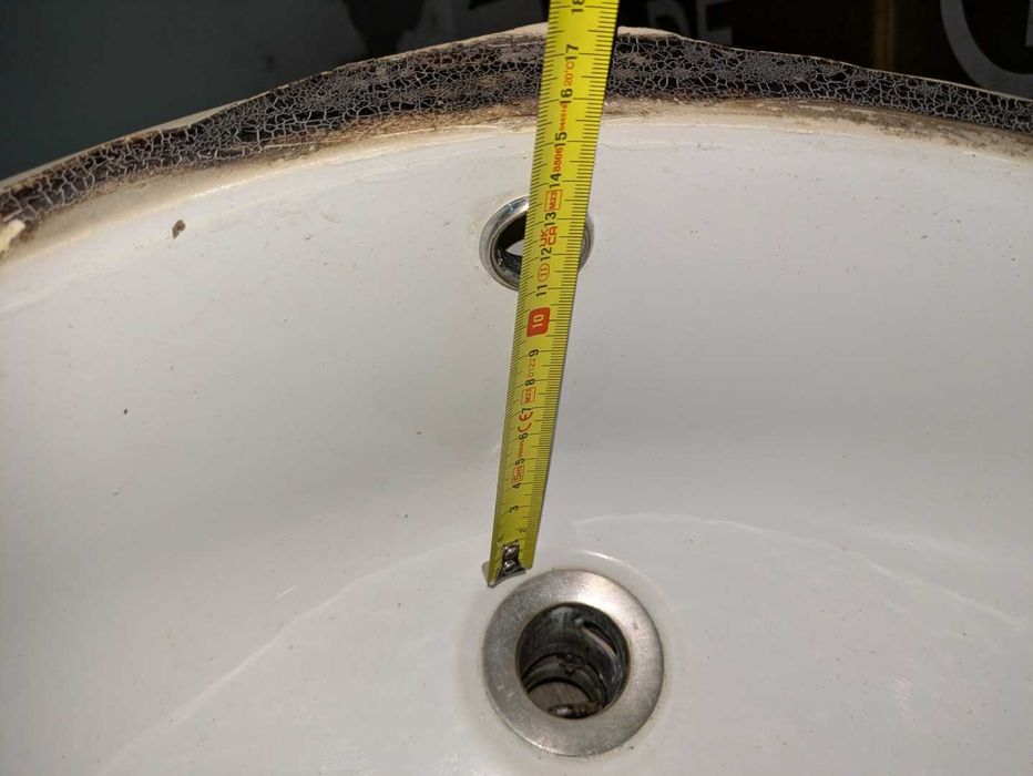 Lavatórios Valadares de colar e encastrar por baixo usados