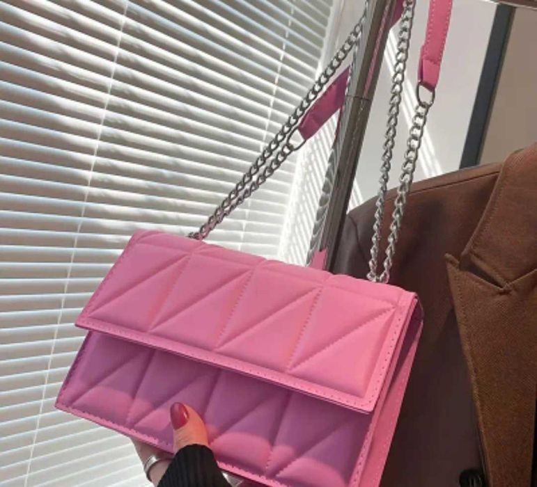 сумочка з ланцюжком в різних кольорах є