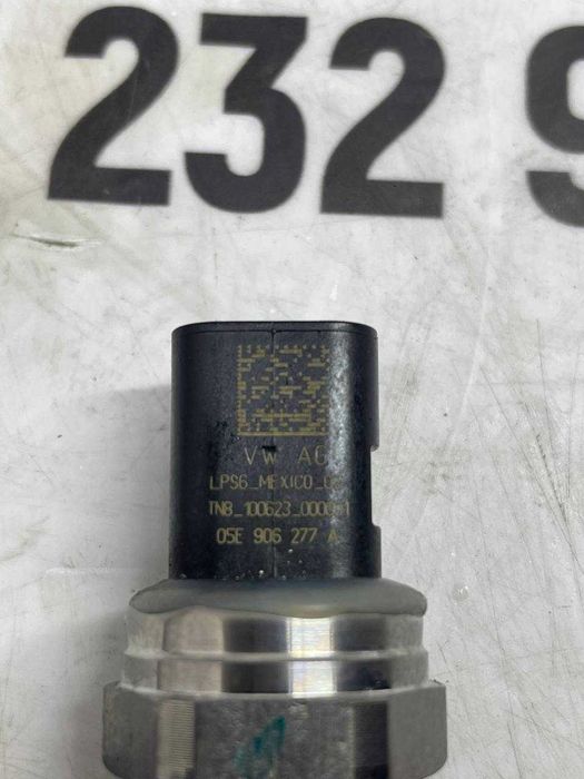 Датчик тиску масла Volkswagen Golf T-Roc Audi Skoda 1.5 TSI 05E906277A